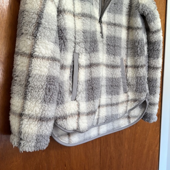 Sherpa Half-Zip Elevated Trim Sweatshirt - Picture 4 of 8